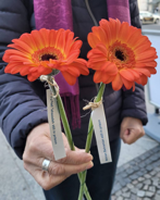 Verteilen von Blumen mit Namen von inhaftierten Iraner*innen